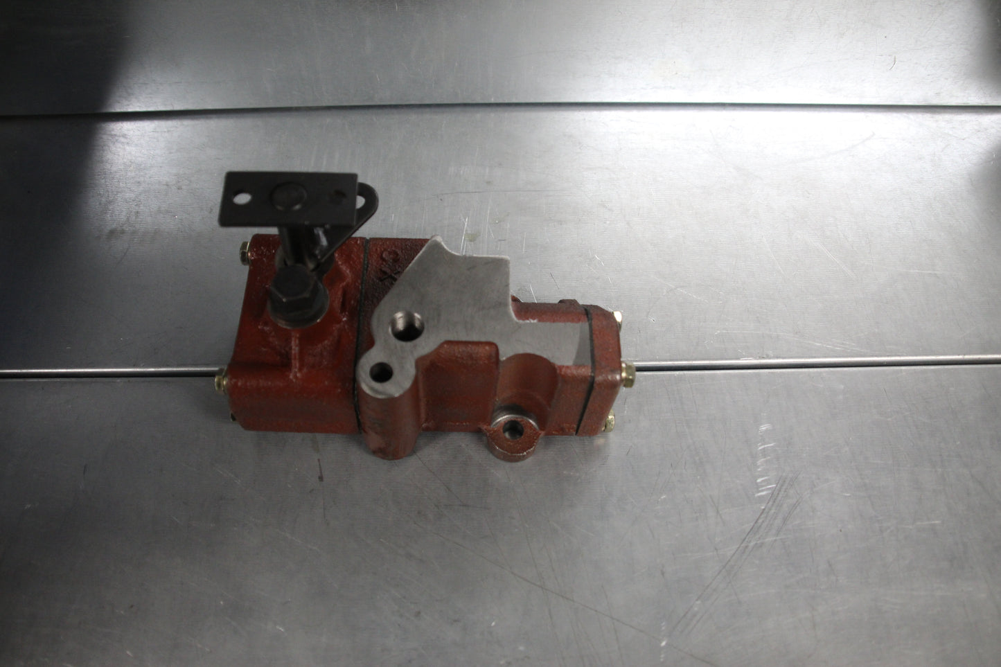 HYDRAULIC OIL DISTRIBUTOR