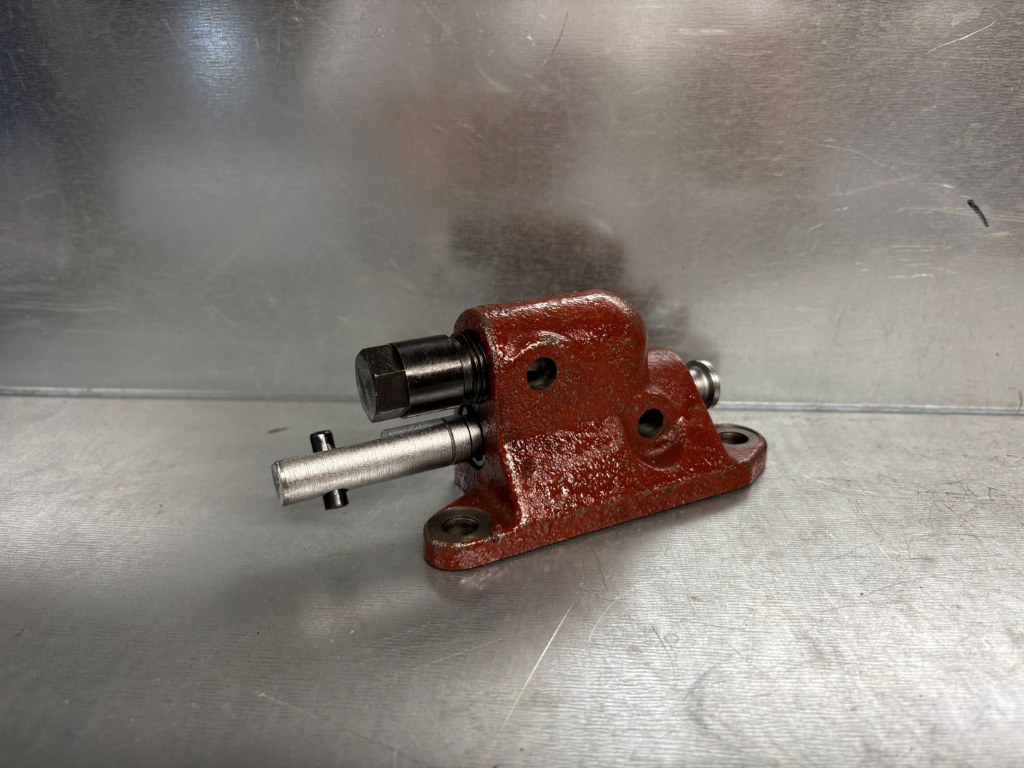 HYDRAULIC OIL DISTRIBUTOR ASSY