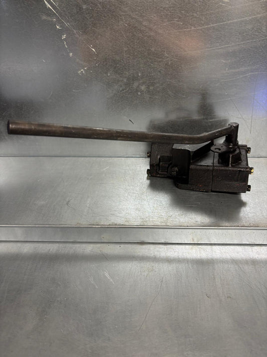 Hydraulic oil distributor